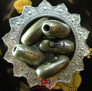 Billes sacrées Look Aum Rakhang - Wat Si Chum. La Magie du Bouddha.