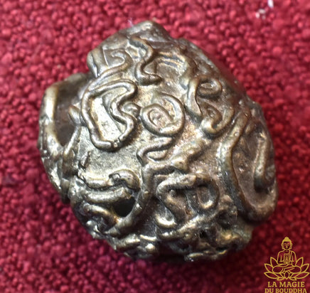 Perle sacrée Thaï Look Aum ornée de yant en bronze ancien La Magie du Bouddha.