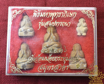 Lot de 5 amulettes protectrices Phra Pidta Phithi Maha Phuttha Phisek - Wat Aomnoi La Magie du Bouddha.