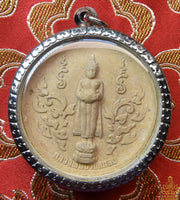 Grande amulette du Bouddha debout Luang Phor Ban Laem – Roon Ruay Than Ta Hen (2007)