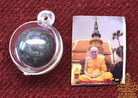 Look Aum sacré d’invulnérabilité en plomb ancien - Très Vénérable Luang Phor Huat Thammasaro du Wat Uposatharam La Magie du Bouddha.
