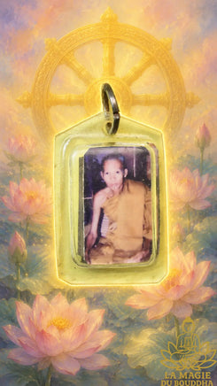 Amulette portrait photographique d’un vénérable thaï avec Takut ancienne au dos La Magie du Bouddha.