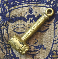 Amulette marteau consacrée par Luang Phor Men – Wat Na Tang Nok (Ayutthaya)
