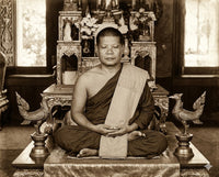 Rare amulette ancienne en bronze du Bouddha debout Phra Tawai, Bouddha du dimanche, consacrée en 1960 par Luang Phor Sanit du Wat Bua Loi La Magie du Bouddha.