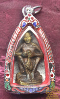 Amulette Roop Lor Luang Phor Suwang Thēwada Len Din – Roon Yim Rapsap (2012) La Magie du Bouddha.