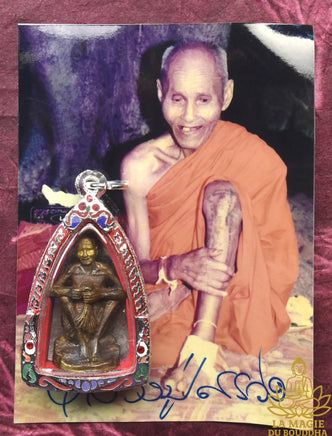 Amulette Roop Lor Luang Phor Suwang Thēwada Len Din – Roon Yim Rapsap (2012) La Magie du Bouddha.