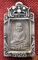 Amulettes anciennes Luang Phor Thuat (jaune et noire) – bénies en 1994 par Phra Ajarn Nong (Wat Sai Khaw) La Magie du Bouddha.
