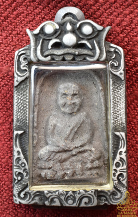 Amulettes anciennes Luang Phor Thuat (jaune et noire) – bénies en 1994 par Phra Ajarn Nong (Wat Sai Khaw) La Magie du Bouddha.