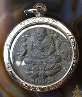 Amulette noire Luang Phor Thuat – Éléphants & Svastika sacrée (Phutta Uttayan Maharaj, 2010) La Magie du Bouddha.
