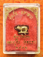 Amulette cochon magique de fortune Moo Khumphai Mahalap Athithan Jit - Très Vénérable Luang Phor Tim du Wat Phra Khao La Magie du Bouddha.
