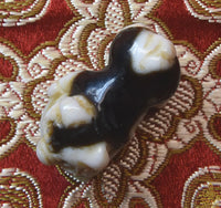 Pendentif de fortune chinois – Cochon en agate portant une pièce ancienne