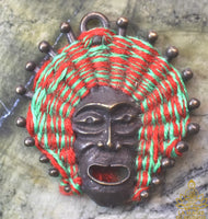 Amulette thaïe de magie populaire à visage d’esprit protecteur La Magie du Bouddha.