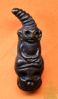 Amulette Phra Ngang assis sur un crâne en alliage alchimique mekkapat