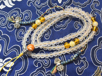 Chapelet Mala Tibétain en Cristal Gravé – Mantra de Chenrézi et Perles Fluorescentes Ye Ming Zhu. La Magie du Bouddha.
