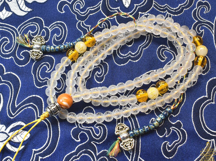 Chapelet Mala Tibétain en Cristal Gravé – Mantra de Chenrézi et Perles Fluorescentes Ye Ming Zhu. La Magie du Bouddha.