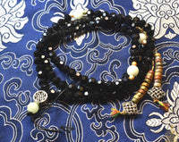 Chapelet tibétain mala noir avec Ye Ming Zhu et compteurs jaspe La Magie du Bouddha.