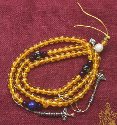 Chapelet tibétain mala en perles de verre jaune à mantra de Chenrezi et perle sacrée Ye Ming Zhu La Magie du Bouddha.