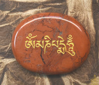 Pierre de Mani en jaspe rouge – Mantra Om Mani Padme Hum doré