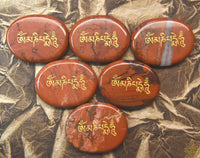 Pierre de Mani en jaspe rouge – Mantra Om Mani Padme Hum doré