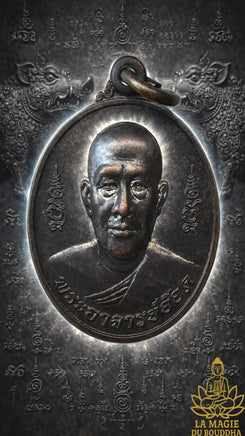 Médaille portrait de Phra Ajarn Aod du Wat Sai Mai (avec porc sauvage sacré) La Magie du Bouddha.