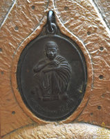 Tablette votive commémorative Luang Phor Koon – Wat Ban Rai (1997) La Magie du Bouddha.