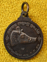 Médaille portrait de Phra Ajarn Aod du Wat Sai Mai (avec porc sauvage sacré) La Magie du Bouddha.