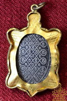 Médaille tortue sacrée Phaya Tao Ruean Rian Sukjai avec Bouddha Phra Sanghajai - Très Vénérable Luang Phor Liew du Wat Rai Theng Thong