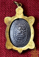 Médaille tortue sacrée Phaya Tao Ruean Rian Sukjai avec Bouddha Phra Sanghajai - Très Vénérable Luang Phor Liew du Wat Rai Theng Thong