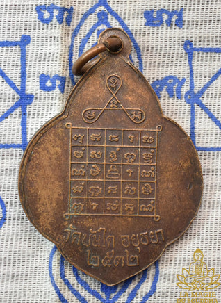 Médaille du Vénérable Luang Phor Fak bénie en 1989 au Wat Bandai La Magie du Bouddha.