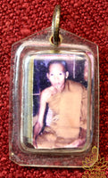 Amulette portrait photographique d’un vénérable thaï avec Takut ancienne au dos La Magie du Bouddha.