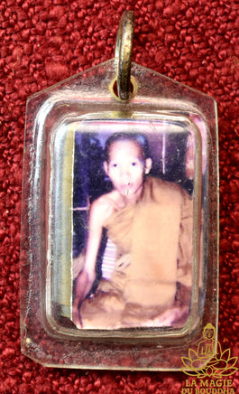 Amulette portrait photographique d’un vénérable thaï avec Takut ancienne au dos La Magie du Bouddha.