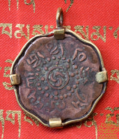 Pendentif tibétain ancien en cuivre 7 1/2 Skar au Lion des Neiges La Magie du Bouddha.