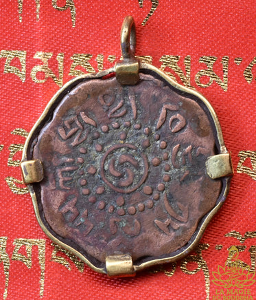 Pendentif tibétain ancien en cuivre 7 1/2 Skar au Lion des Neiges La Magie du Bouddha.