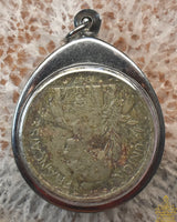 Piastre indochinoise de 1947 montée en reliquaire – Talisman de richesse et de prospérité