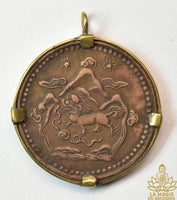 Pièce tibétaine ancienne 5 Sho montée en pendentif La Magie du Bouddha.