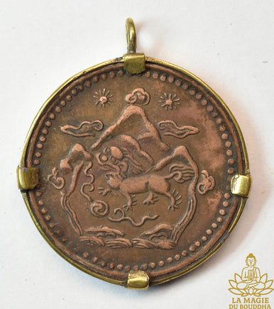 Pièce tibétaine ancienne 5 Sho montée en pendentif La Magie du Bouddha.