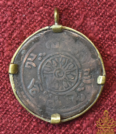 Amulette tibétaine ancienne pièce de 5 Skar montée en pendentif (1913 – 1922) La Magie du Bouddha.