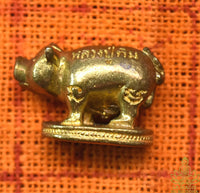 Amulette cochon magique de fortune Moo Khumphai Mahalap Athithan Jit - Très Vénérable Luang Phor Tim du Wat Phra Khao La Magie du Bouddha.