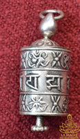Pendentifs moulins à prières artisanaux en métal repoussé, disponibles en argent et or La Magie du Bouddha.