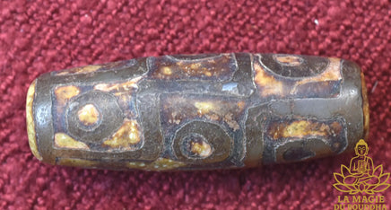 Perle sacrée tibétaine Dzi à neuf yeux en agate ancienne début XXe siècle La Magie du Bouddha.
