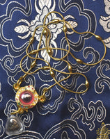Collier sacré avec bille des Nâgas rose et Phra Pidta en sable du Mékhong (Wat Pochai – Udon Thani) La Magie du Bouddha.
