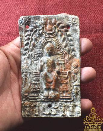 🙏🏽 Ancienne tablette votive bouddhiste Dvaravati en métal gris - Wat Phra Pathom Chedi La Magie du Bouddha.