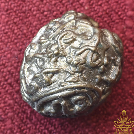 Perle sacrée Thaï Look Aum ornée de yant en bronze ancien La Magie du Bouddha.