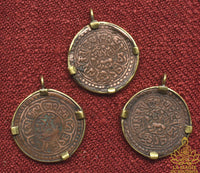 Pièce tibétaine ancienne 1 Sho du Tibet libre montée en pendentif La Magie du Bouddha.
