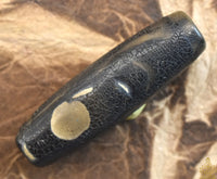 Perle sacrée tibétaine Dzi noire à trois yeux – Patine ancienne La Magie du Bouddha.
