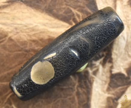 Perle sacrée tibétaine Dzi noire à trois yeux – Patine ancienne La Magie du Bouddha.