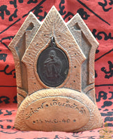 Tablette votive commémorative Luang Phor Koon – Wat Ban Rai (1997) La Magie du Bouddha.