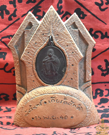 Tablette votive commémorative Luang Phor Koon – Wat Ban Rai (1997) La Magie du Bouddha.