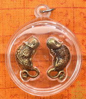Paire d’amulettes phalliques Palat Khik zoomorphes en laiton La Magie du Bouddha.