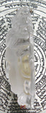 Superbe pendentif visage de Guan Yin en cristal de roche sculpté.